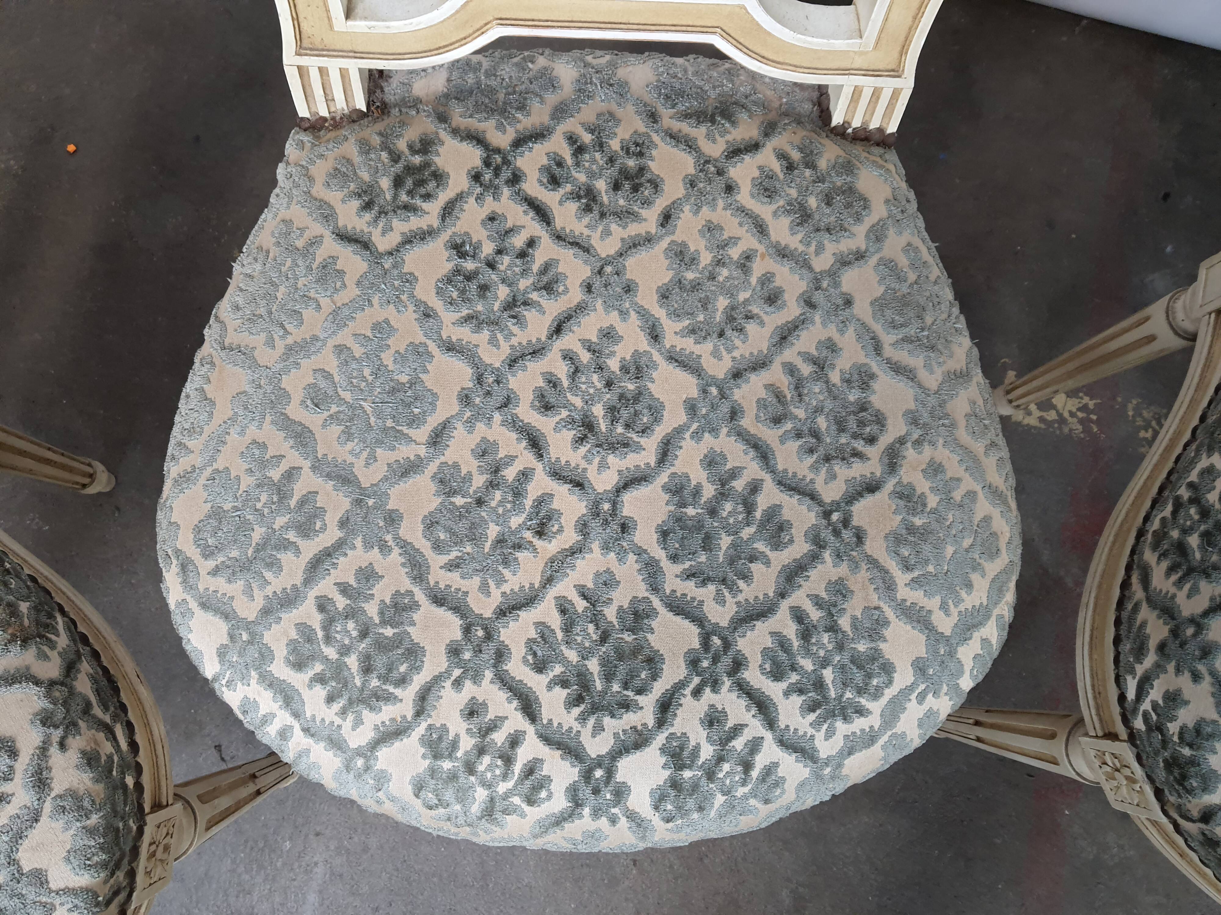 5 chaises en bois laqué blanc style Louis XVI