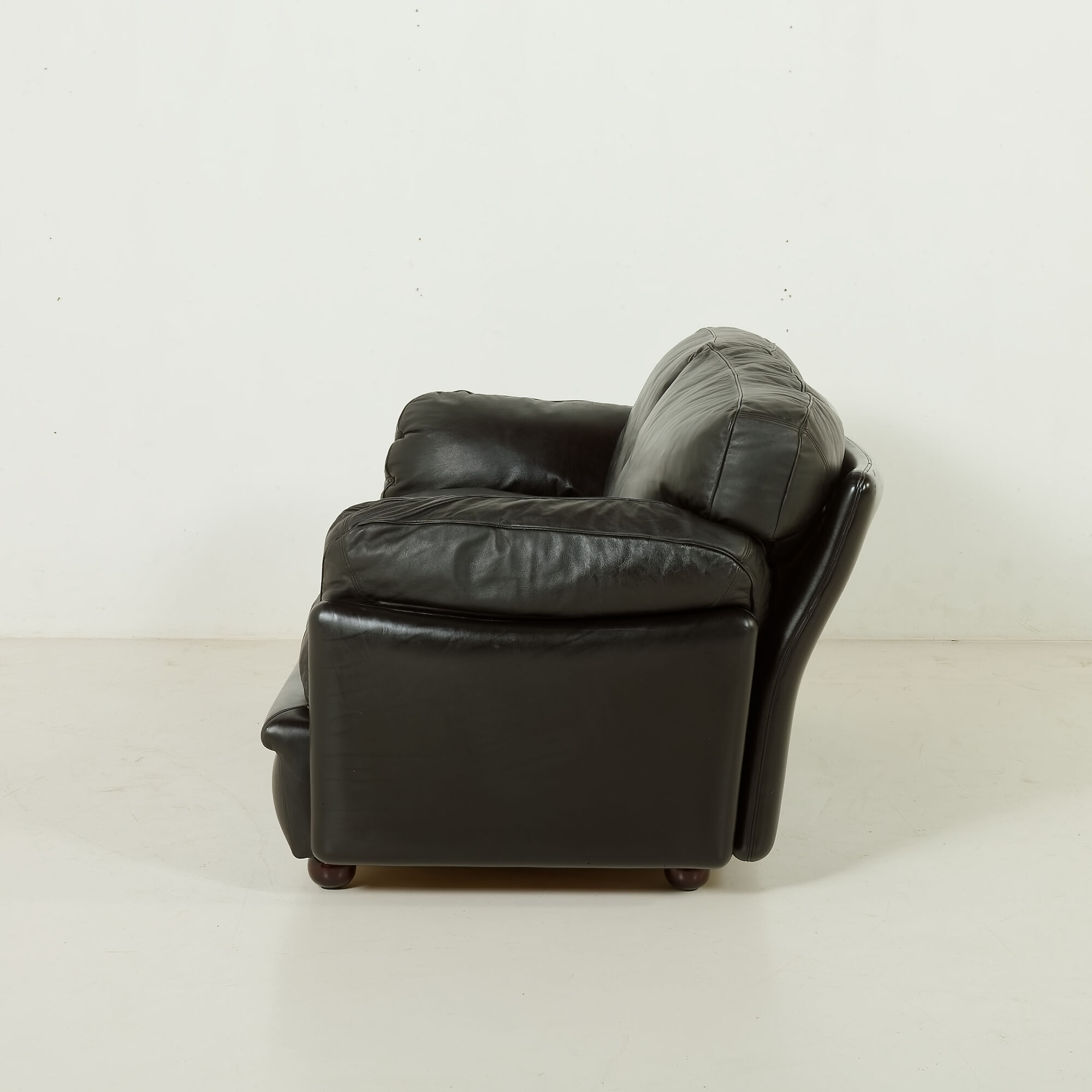 Poppy 2-seater leather sofa by Tito Agnoli for Poltrona Frau, 1970s
