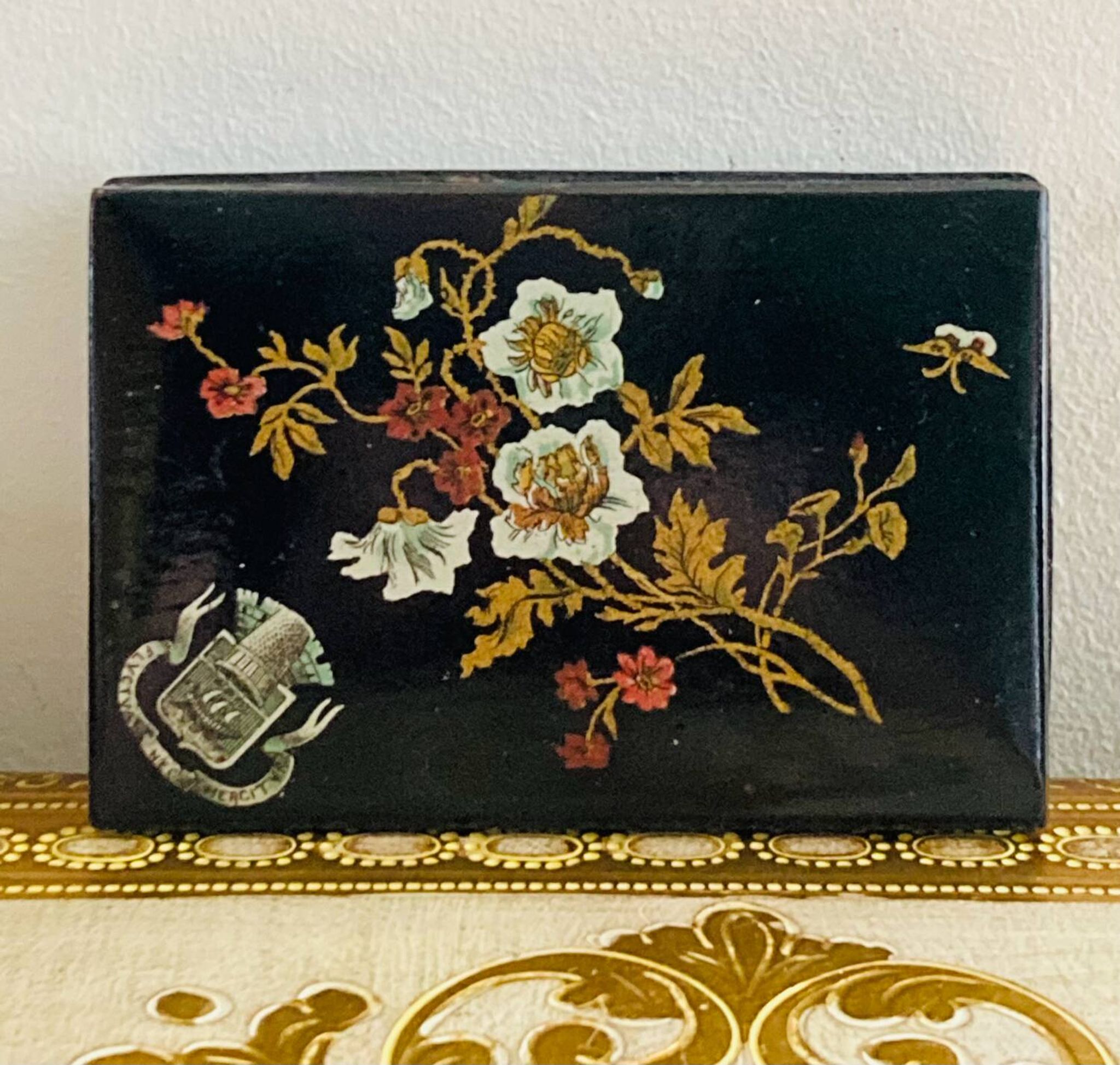 19th-century Chinese lacquer box, handmade motifs, coat of arms of PARIS