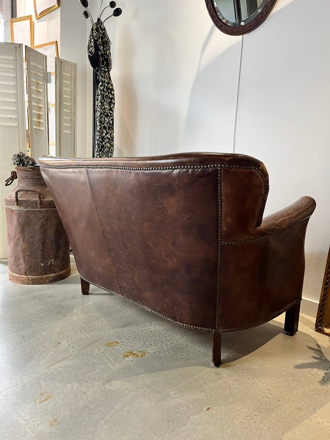 Banquette vintage en cuir clouté