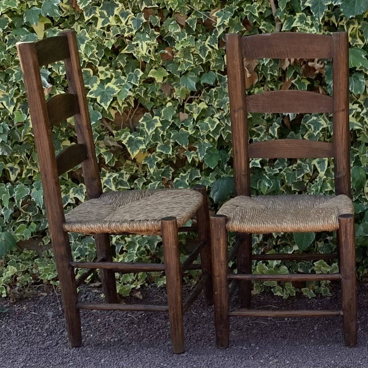 Paire de chaises paillées artisanales en chêne massif