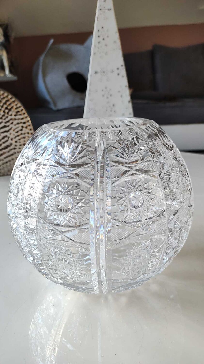 Vase shaped ball in carved Bohemian crystal. Star motifs, diamond braces, hardwoods. Diam 16 cm