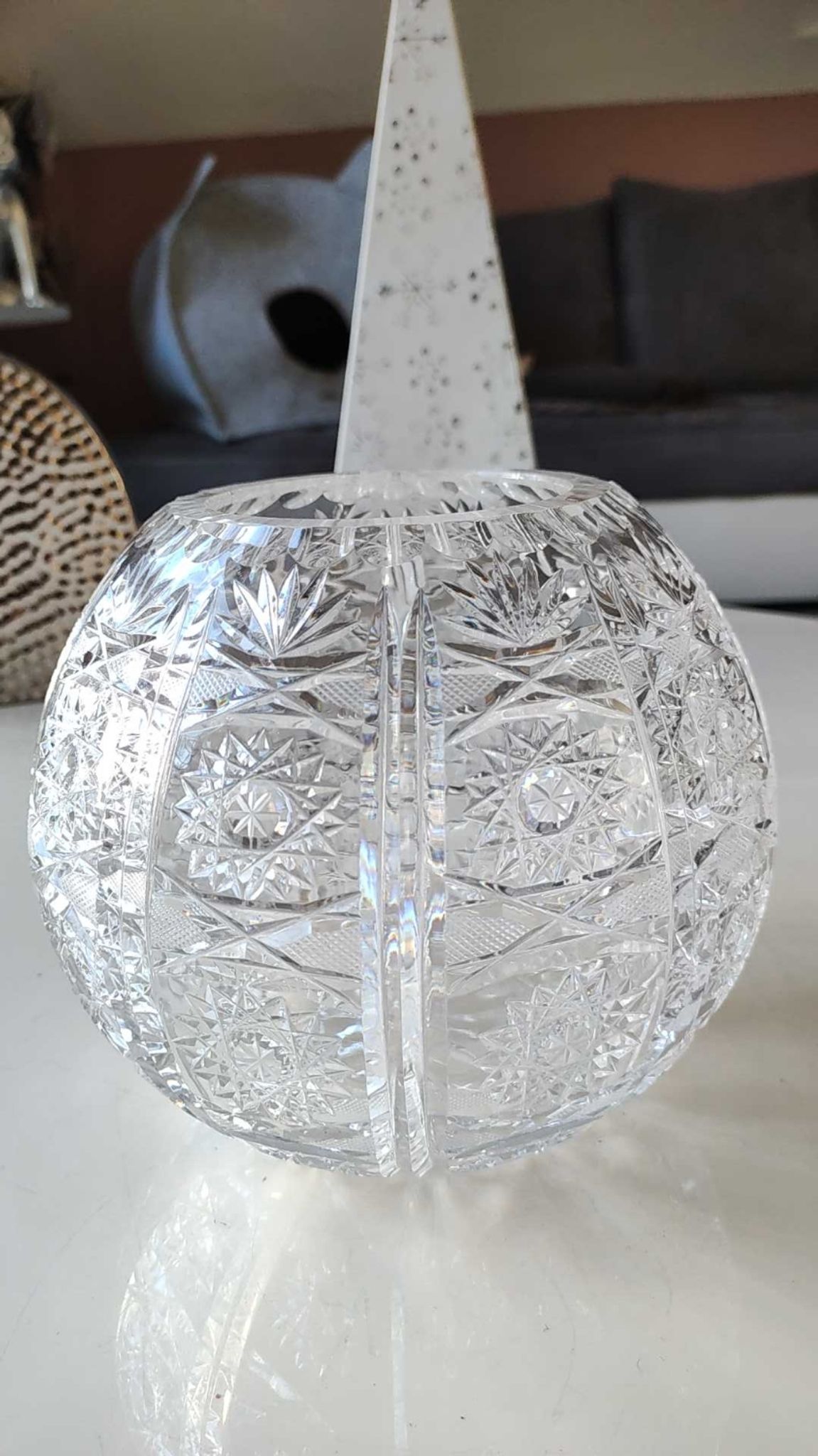 Vase shaped ball in carved Bohemian crystal. Star motifs, diamond braces, hardwoods. Diam 16 cm