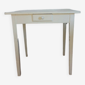 Spindle legs desk