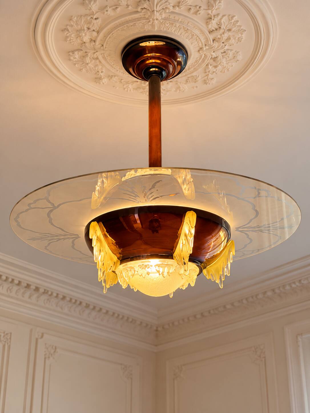 Art Deco pendant light in amber glass and etched glass – Ø 55 cm