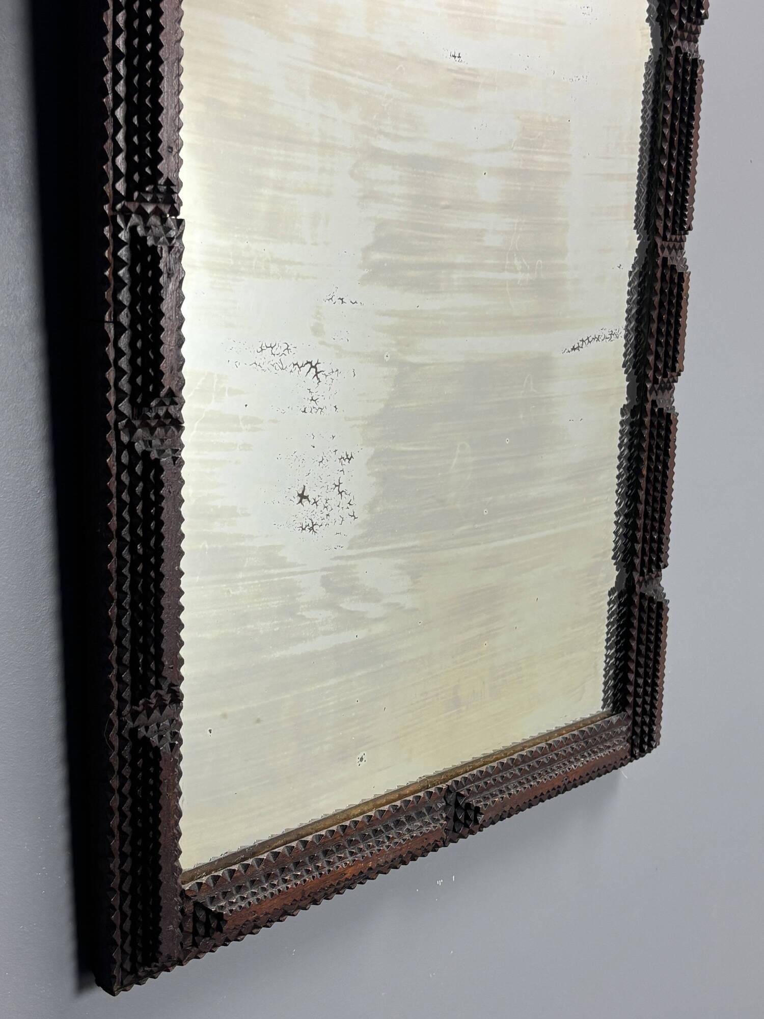 Miroir ancien en art populaire tramp, Belgique vers 1900.