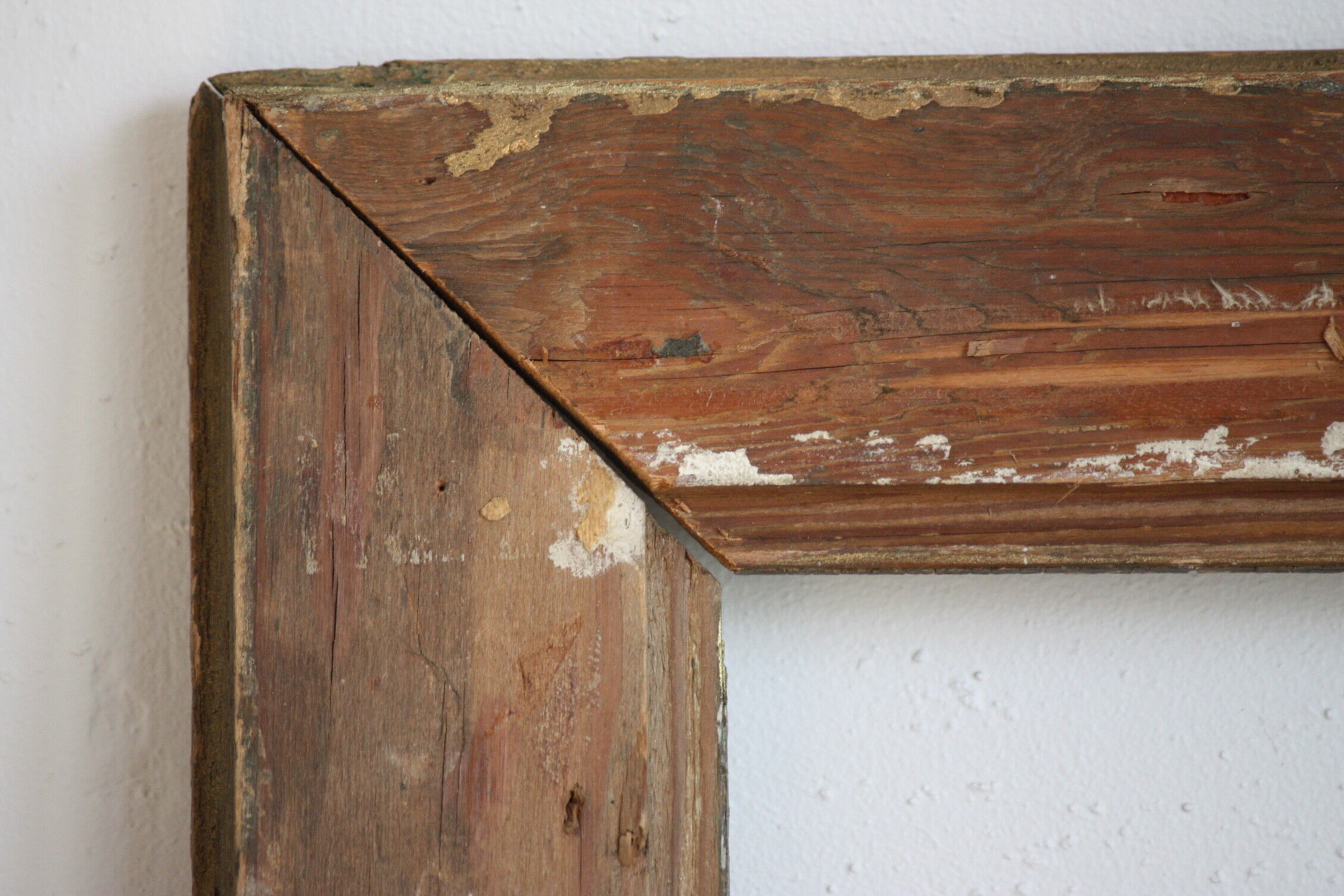 Gilded wooden and stucco frame