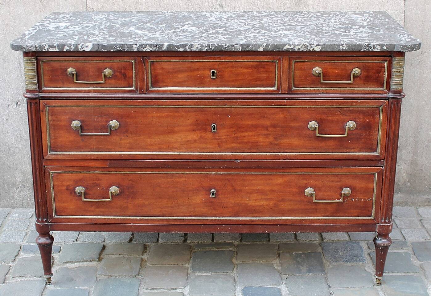 18th C. Mahogany Chest Of Drawers - Marble Top