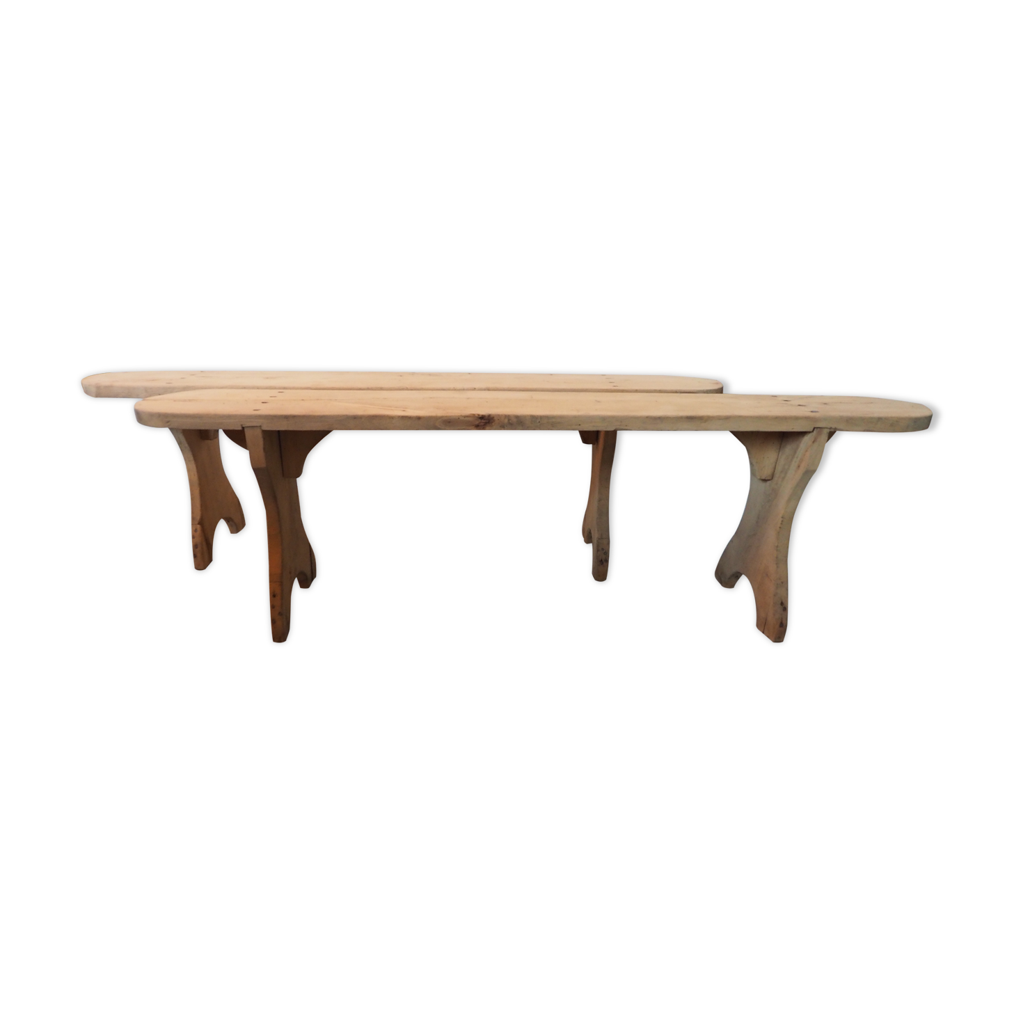 Une paire de bancs de ferme