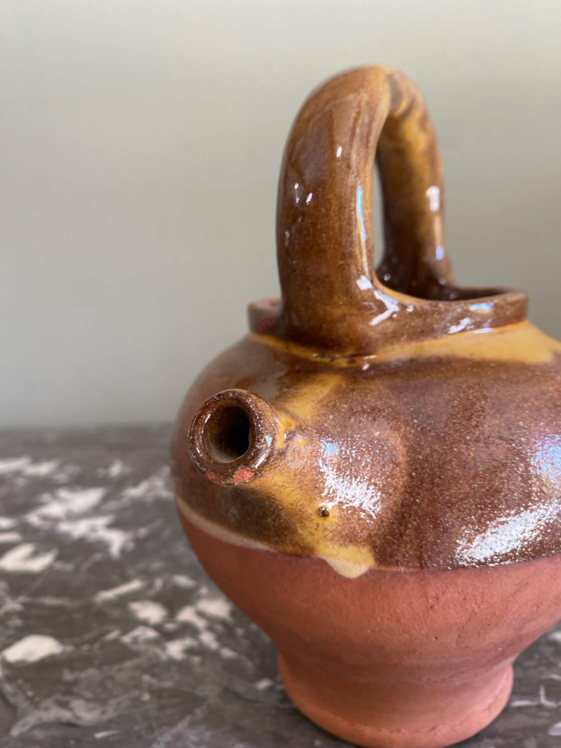 Cruche ancienne en terre cuite vernissée