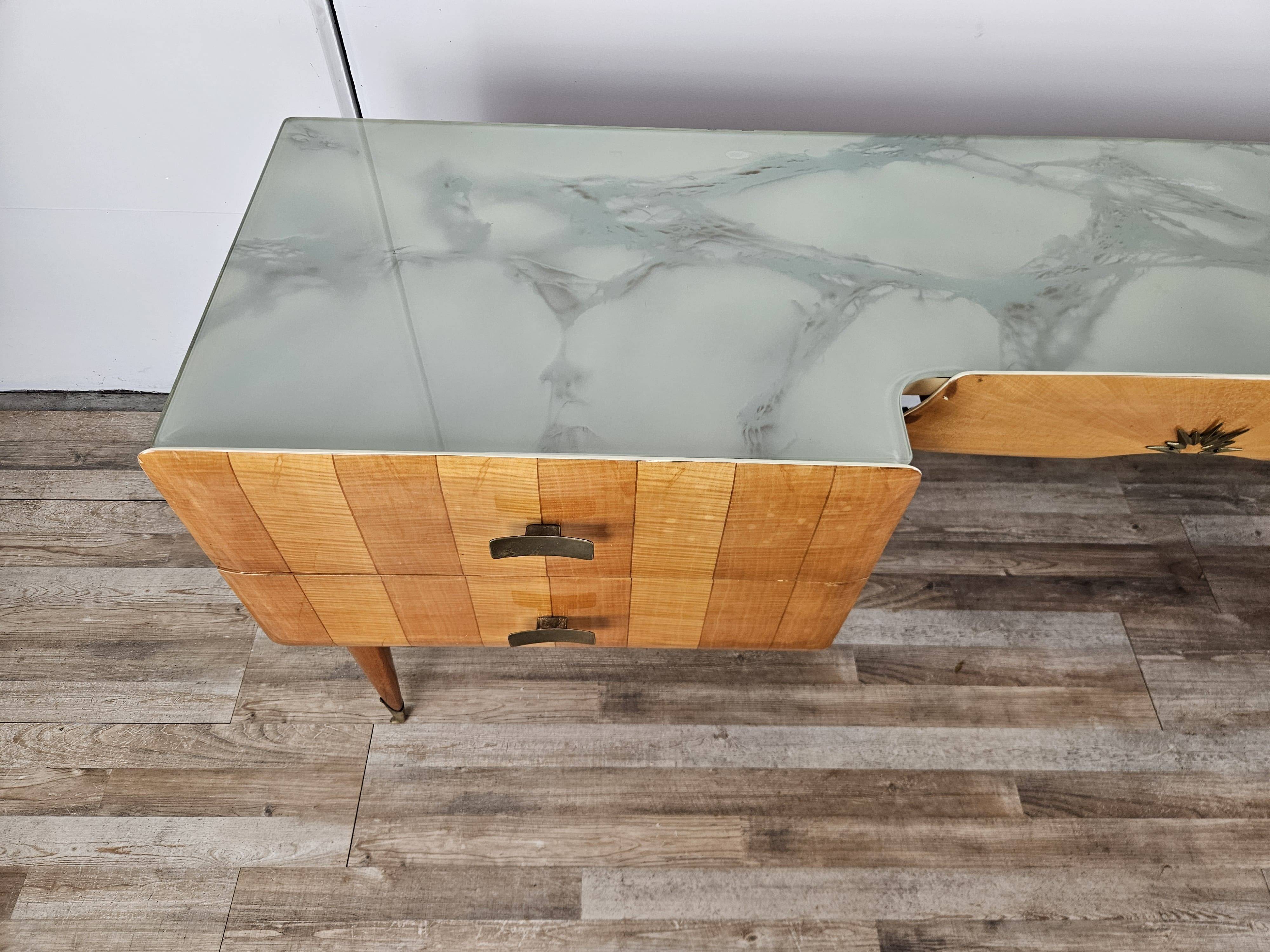 Commode en érable et verre du milieu du siècle des années 1950