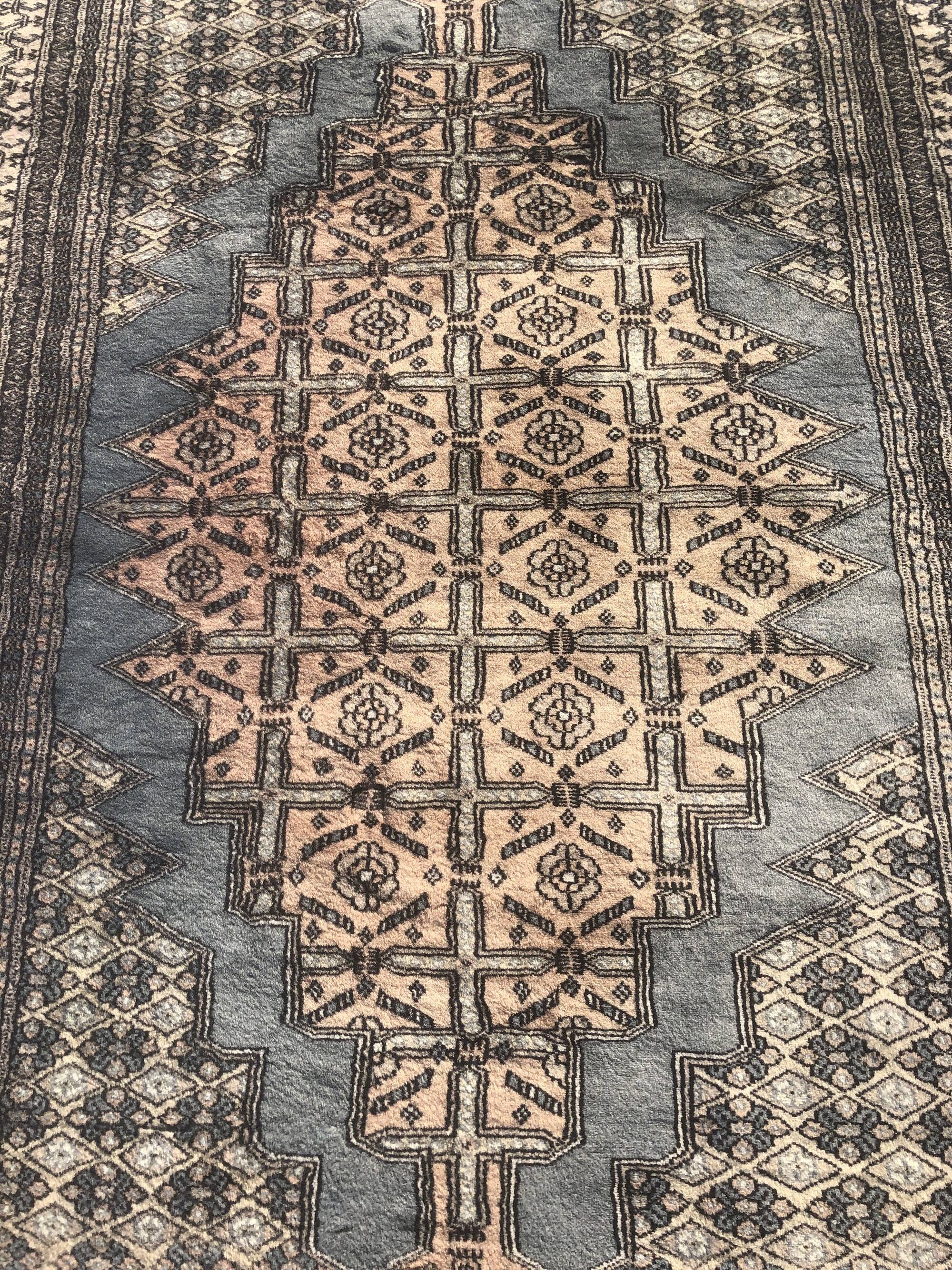 Pakistan oriental rug. 1.28 X 1.90 meters. Handmade