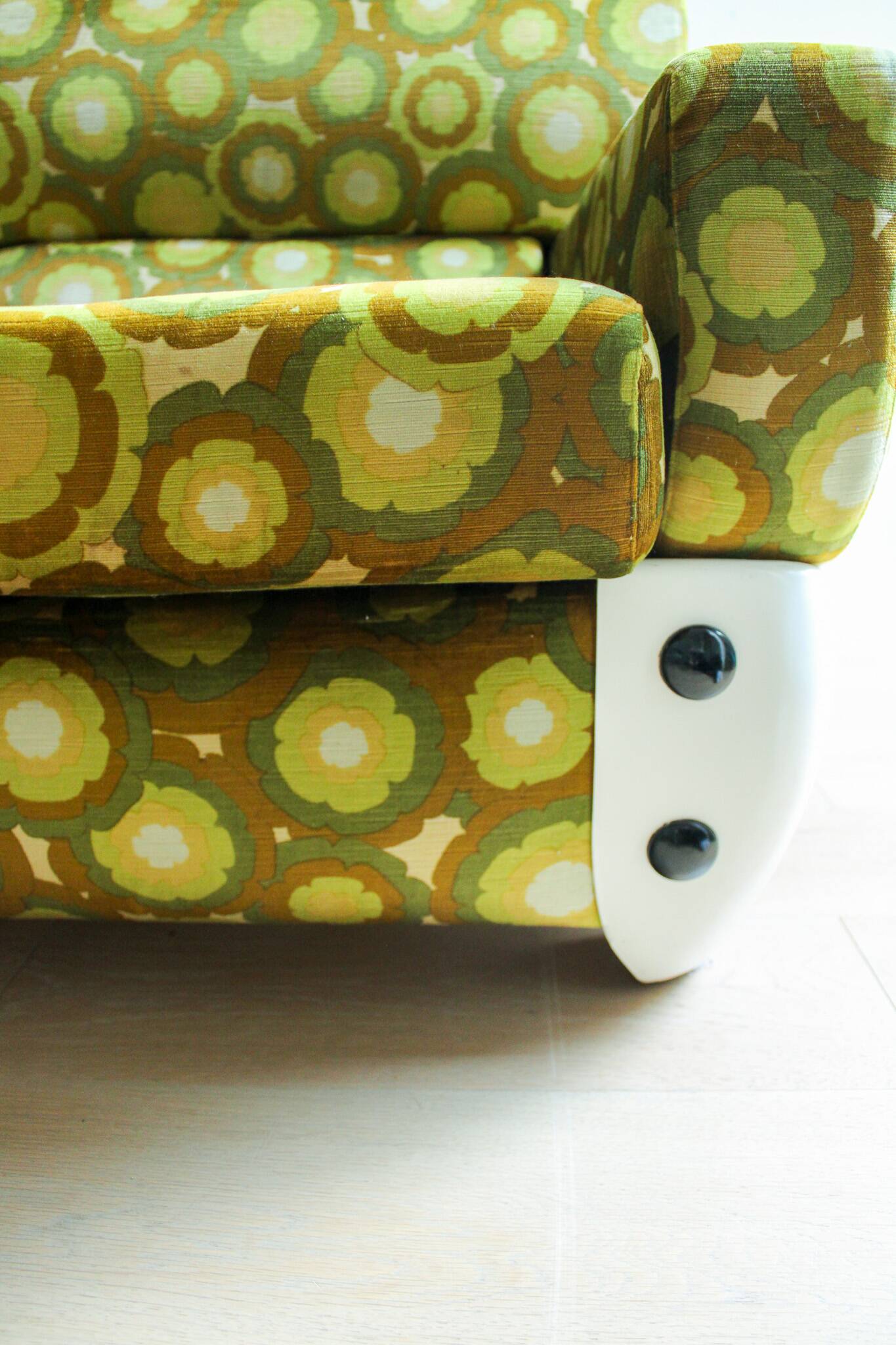 A pair of vintage mid-century modern arm chairs - Italy 1970s