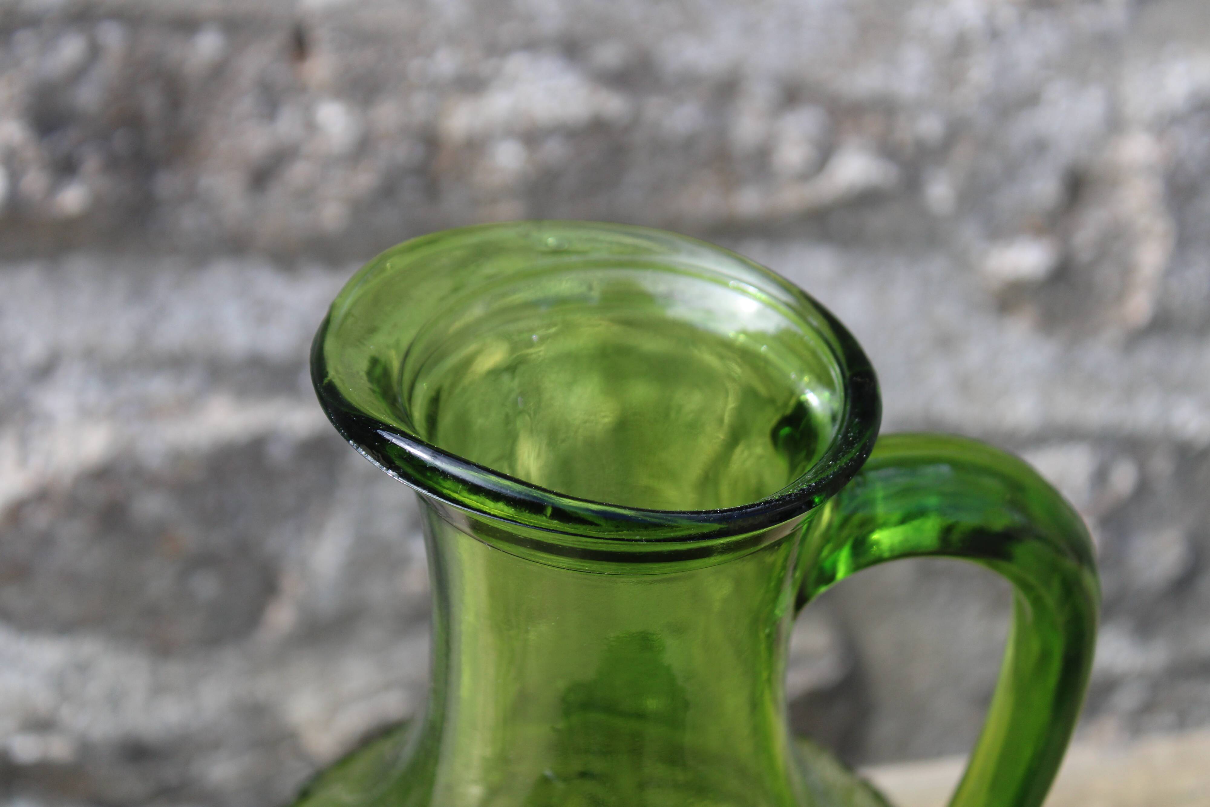 Pichet ancien vintage en verre moulé vert relief fleuri – décoration rétro