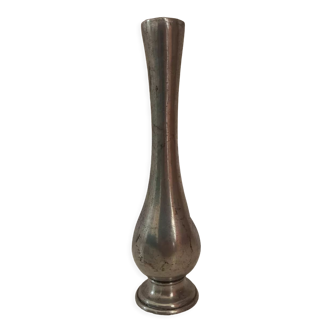 Vase en étain cabossé