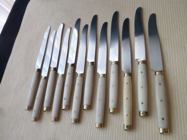 Set of 12 vintage table knives AP 57 Stainless steel and bakelite