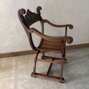 Fauteuil Dagobert en noyer, style médiéval, fin XIXe