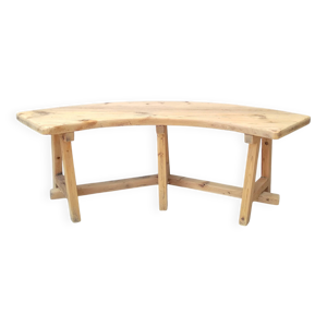 banc en pin incurvé