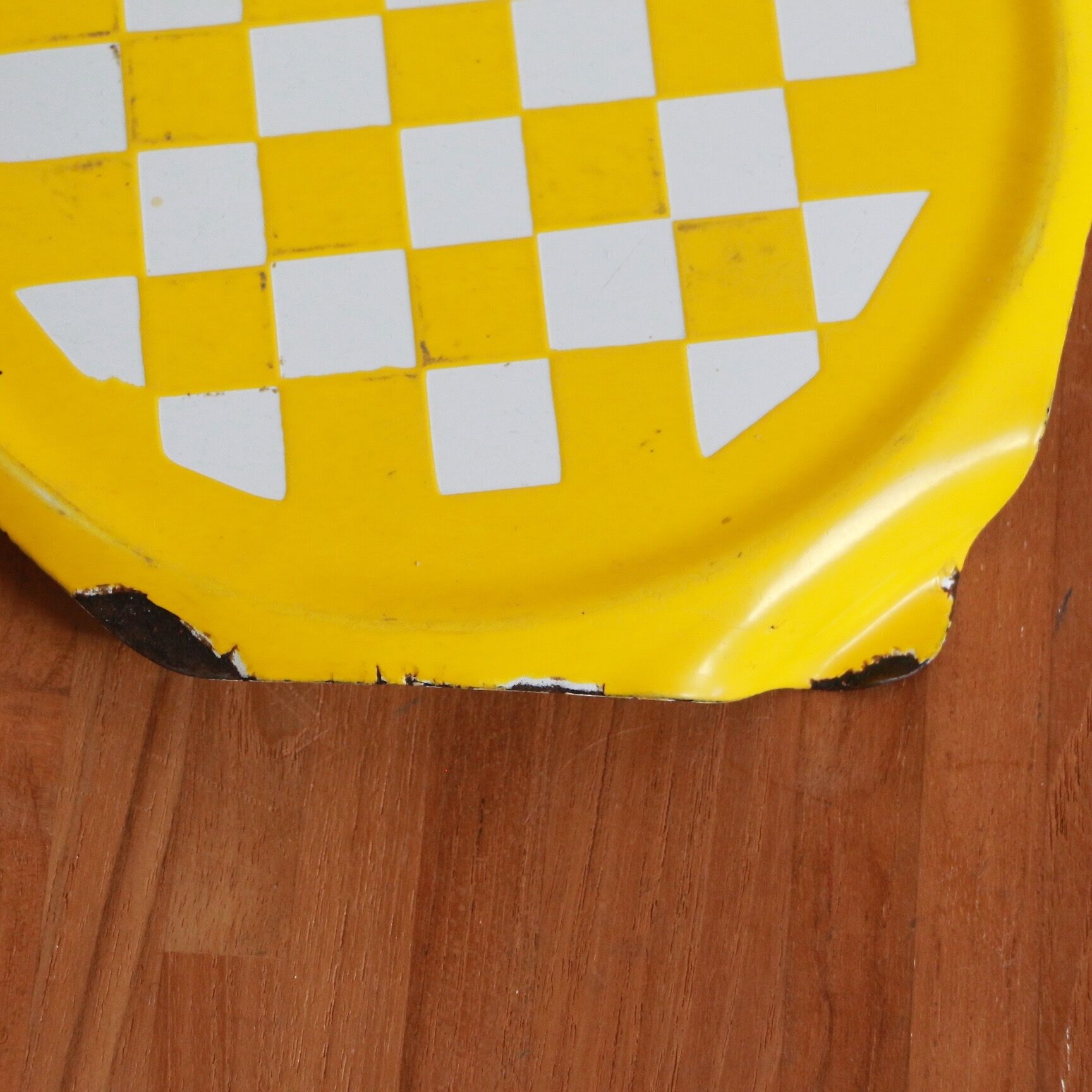 Enamelled metal underside