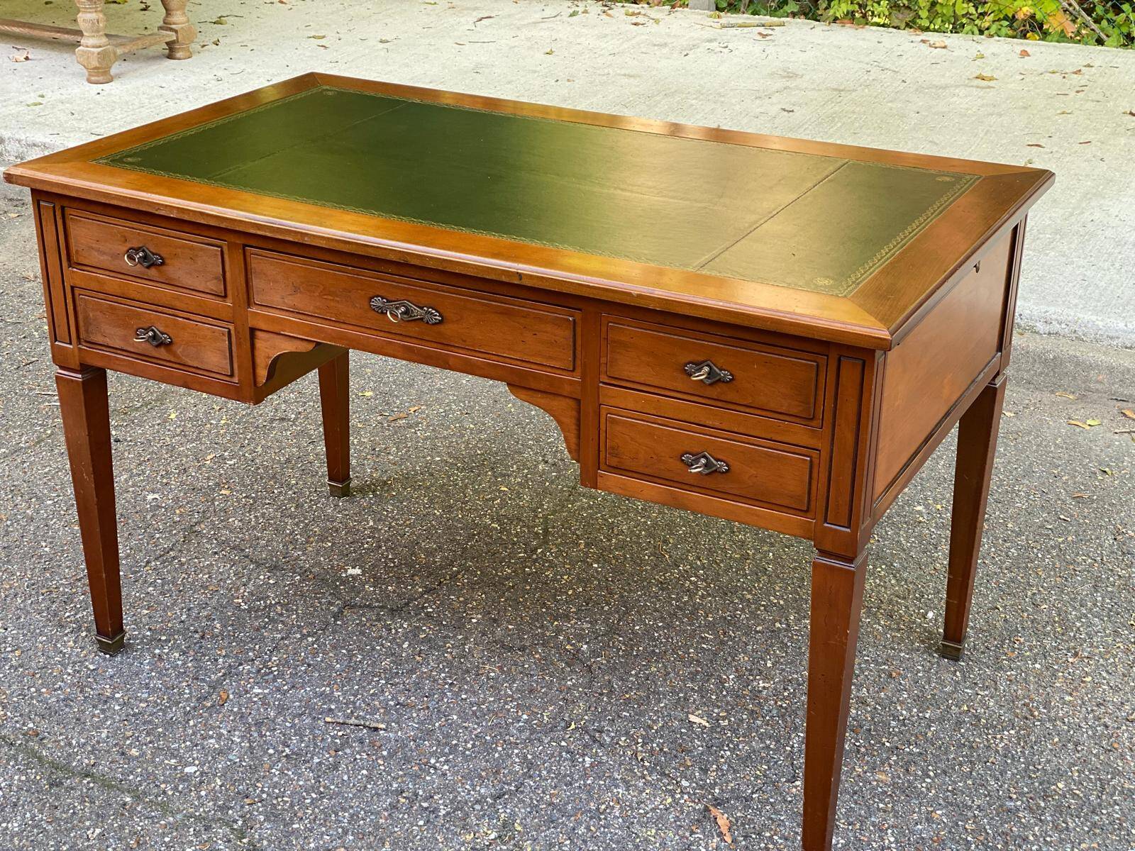 Bureau en bois massif et cuir vert extensible Louis XVI début 20ème