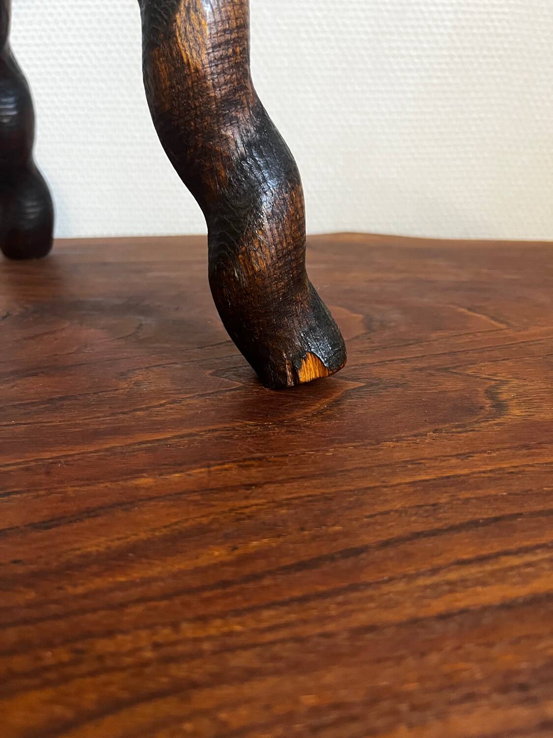 Tabouret tripode en bois tourné