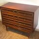 Commode vintage avec moulures contrastées arrondies