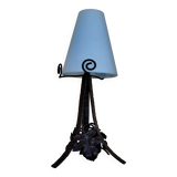 Lampe Art Nouveau en fer forgé et abat-jour en verre opaque bleu
