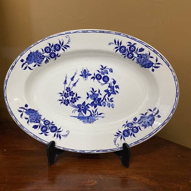 Oval dish in Tournai porcelain, Boch Frères, fly decoration