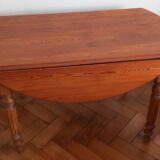 Round table with folding sides