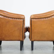 Set of 2 sheep leather club chairs finished with black piping