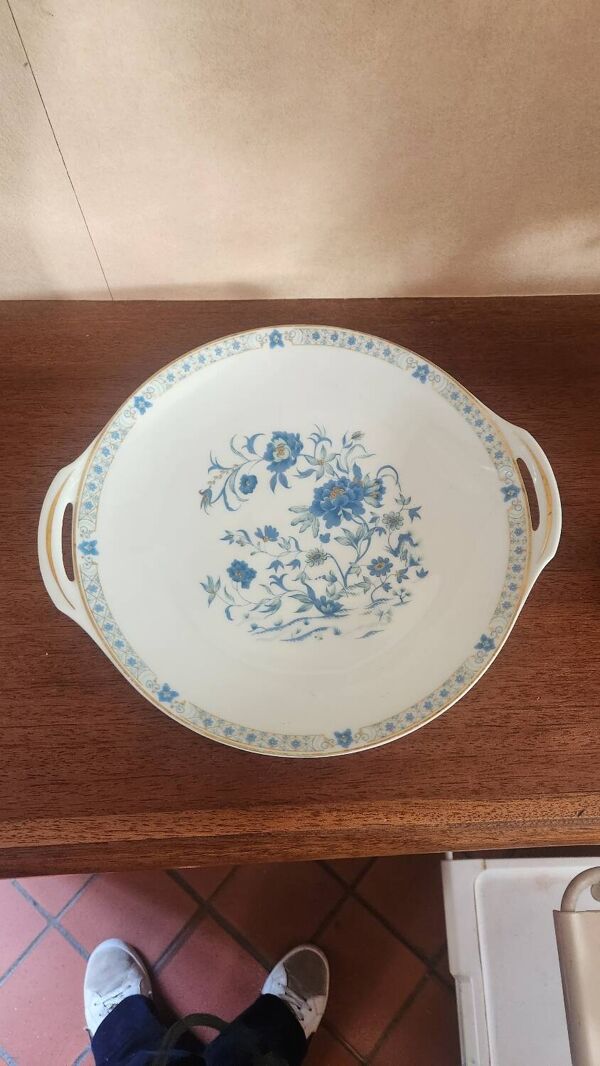 Plat de service rond à anses (probablement un plat à gâteau ou un pla