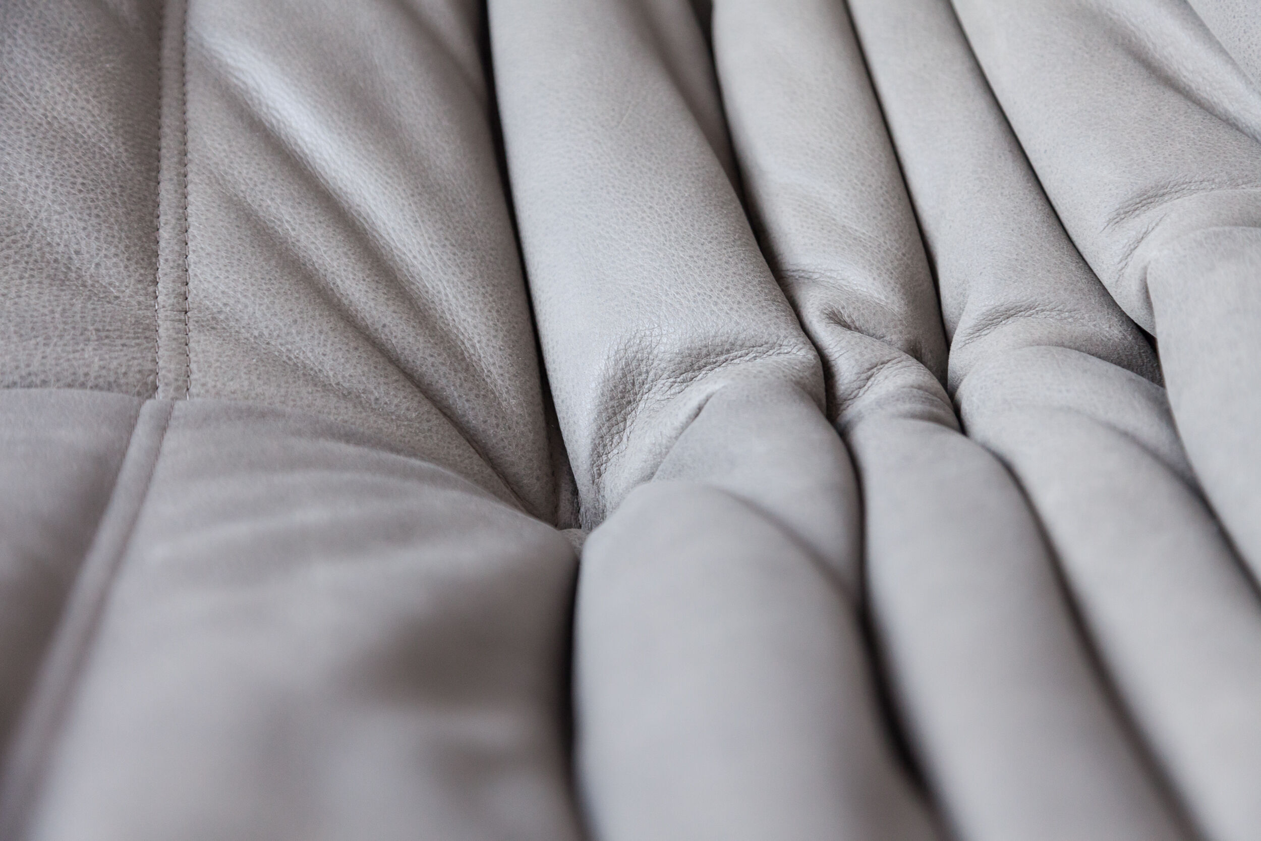 Chauffeuse "Togo" en cuir gris modèle dessiné par Michel Ducaroy 1973