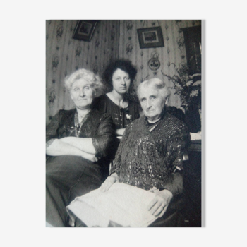 1920s photography, Three women posing for a photo, Madame Lechanteur