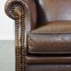 Fauteuil en cuir de mouton avec finition clous décoratifs