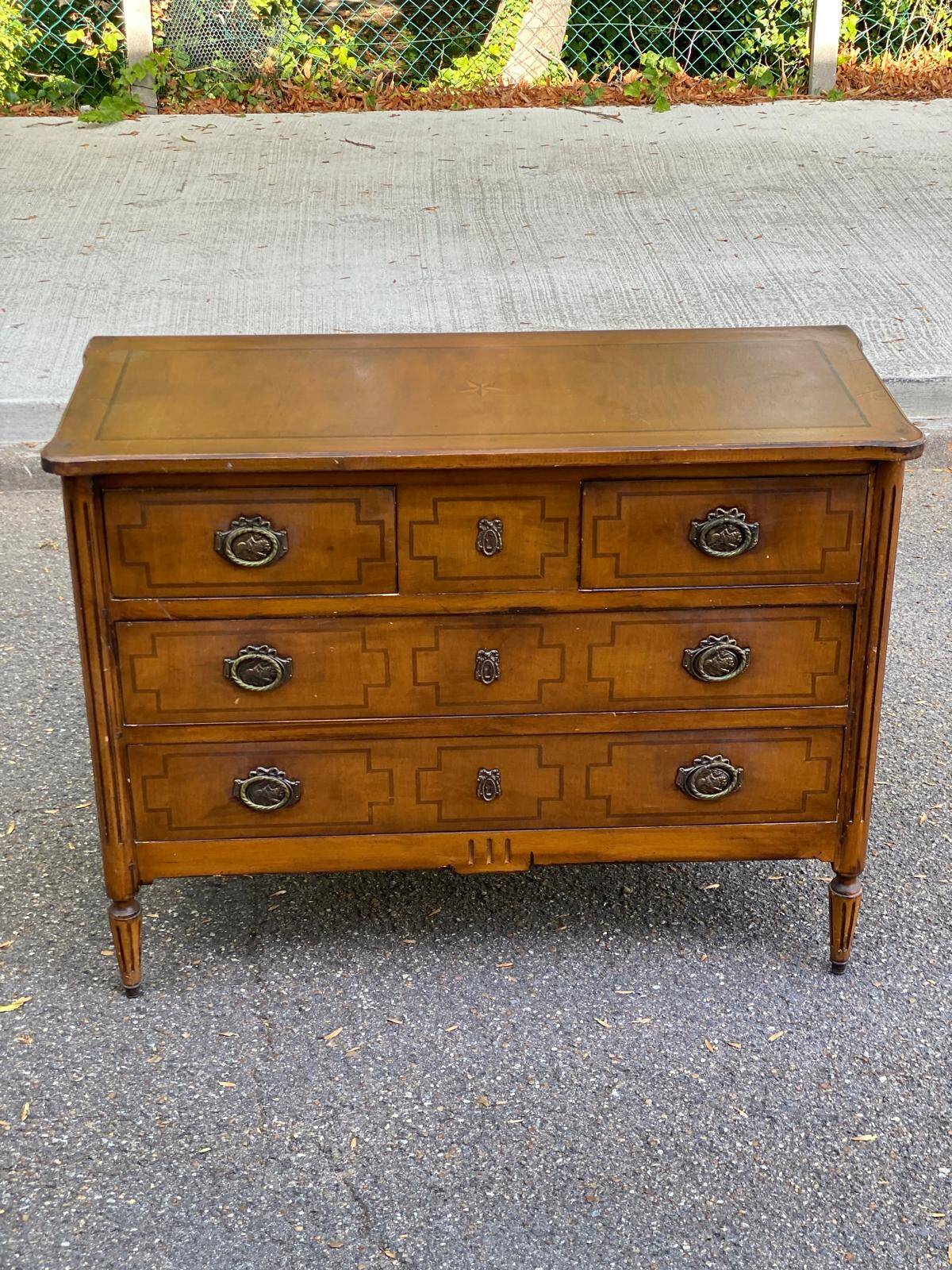 Commode Louis XVI en marqueterie et placage d'amarante/merisier 1950
