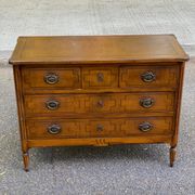 Commode Louis XVI en marqueterie et placage d'amarante/merisier 1950