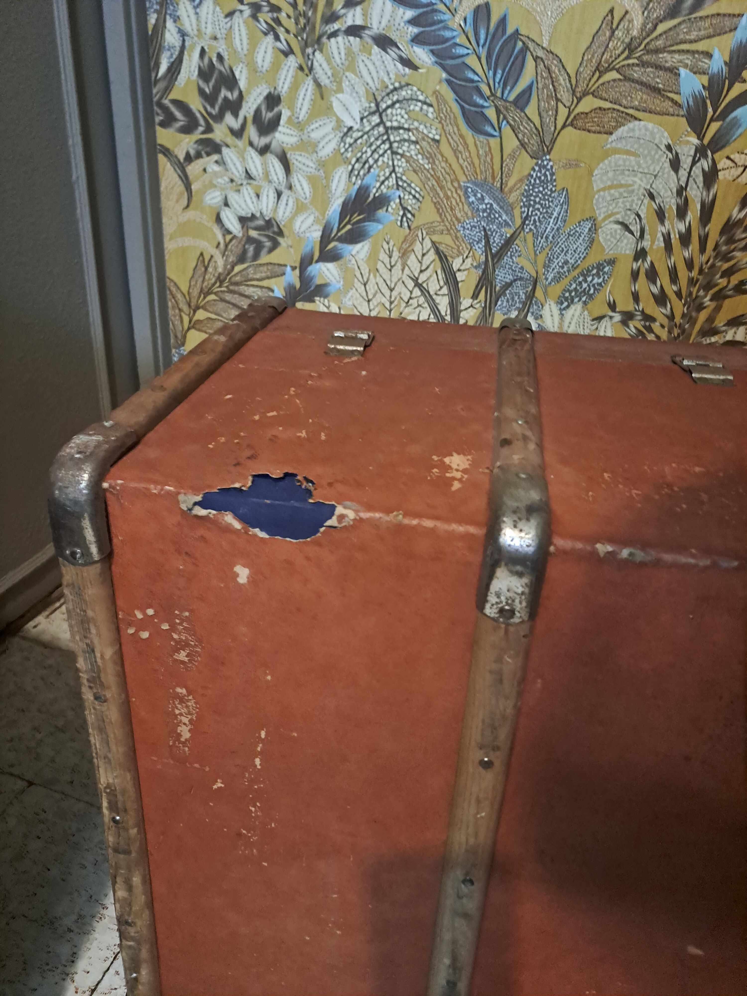 Vintage vintage old travel trunk dating from the 1920s/1940s