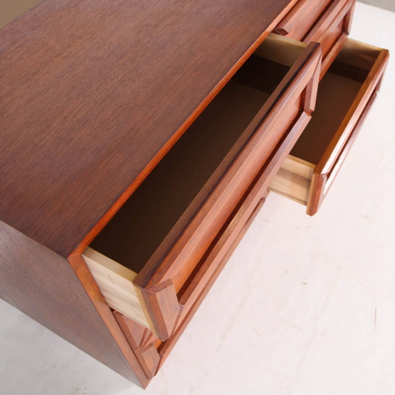 Graphic commode