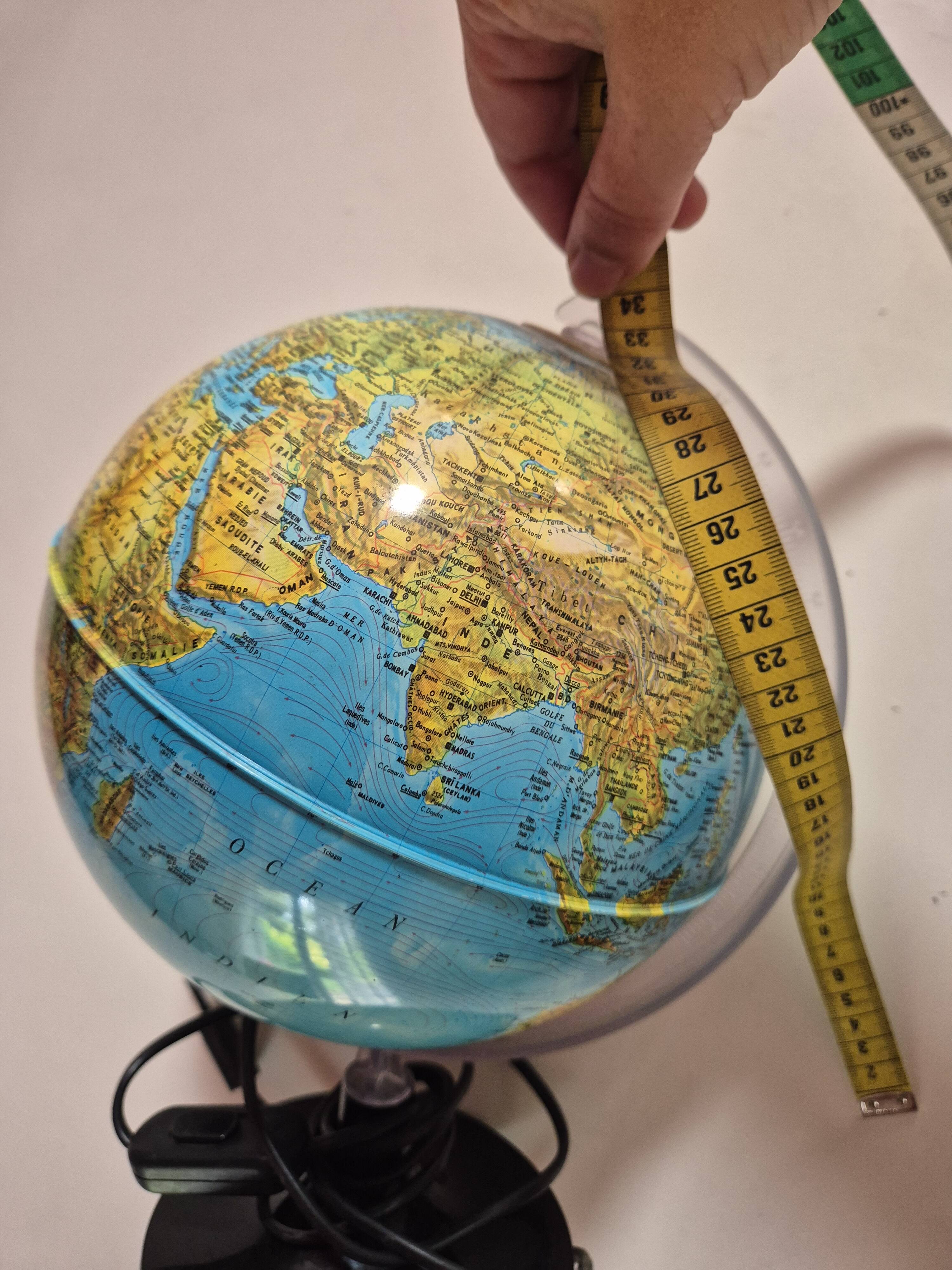 Vintage illuminated globe. Ideal for decoration or for an office.