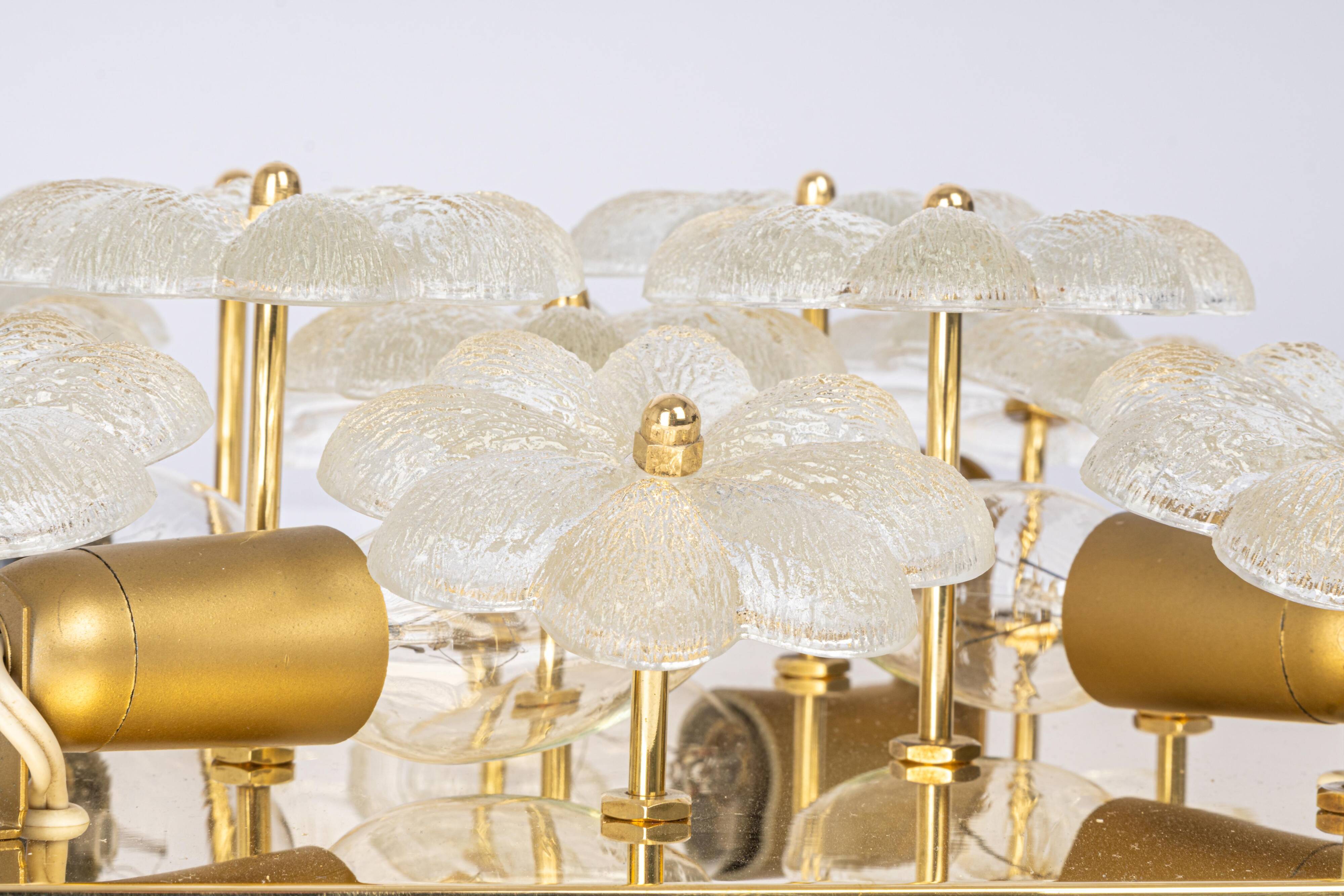 Magnificent small wall lamp/ceiling fixture in glass in the shape of a flower E. Palme, Germany.