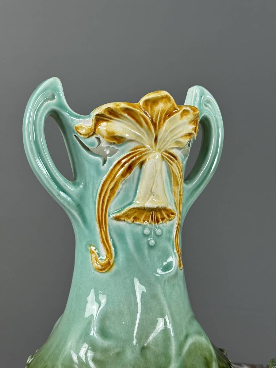 Pair of Art Nouveau vases in glazed ceramic with floral decoration, 20th Century