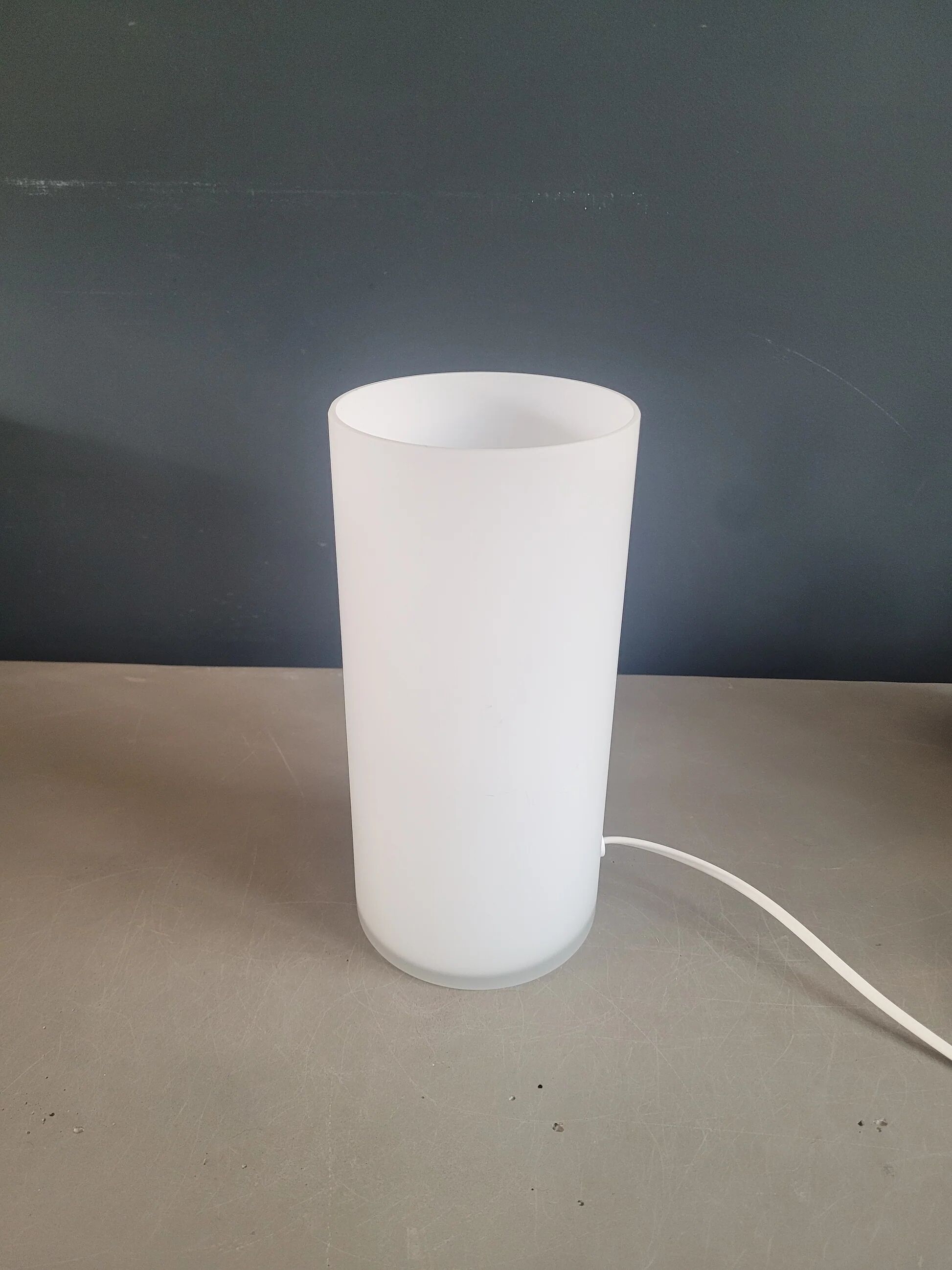 Lampe à poser contemporaine en verre dépoli blanc
