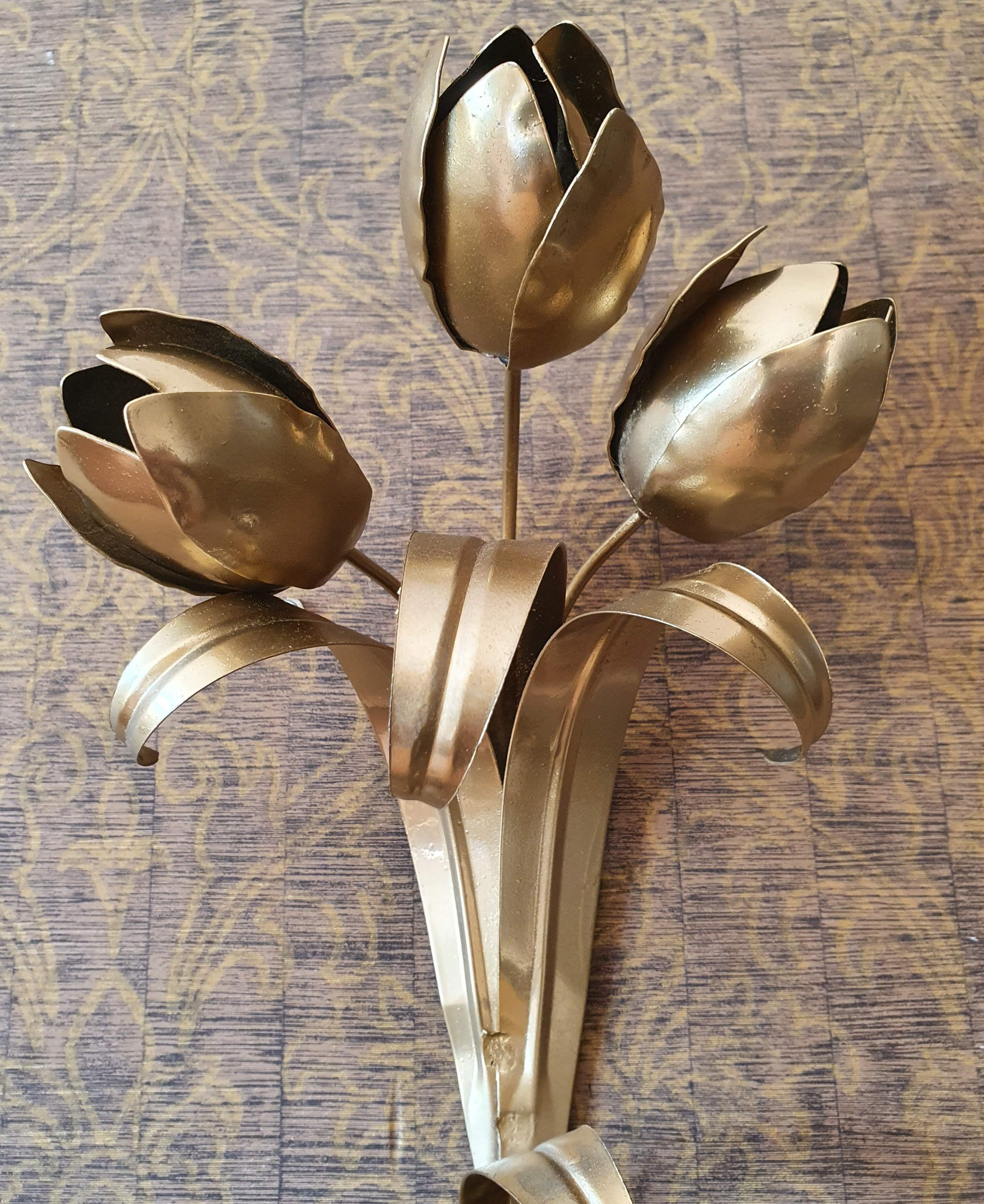 Gold sconces with floral decoration