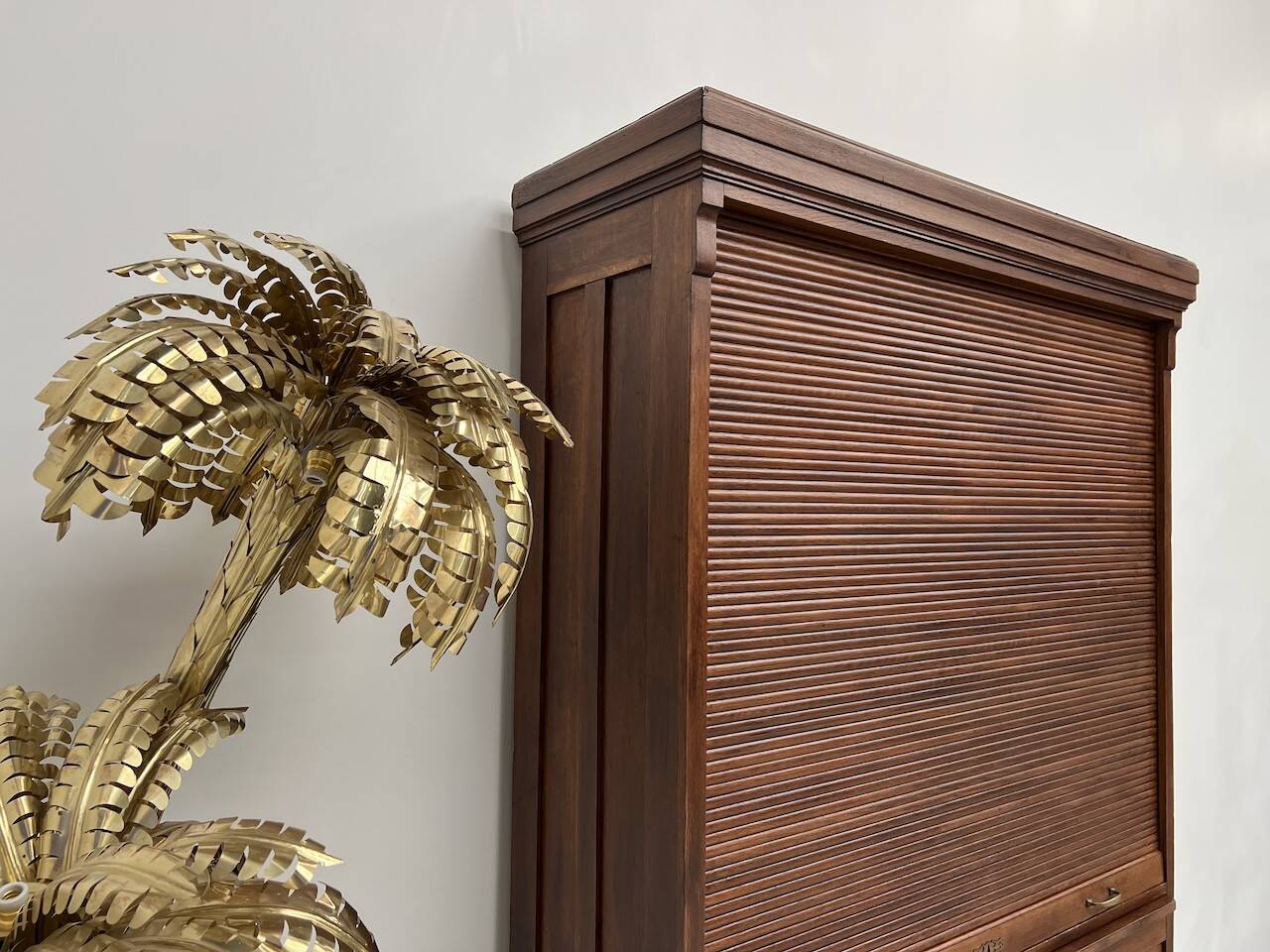 Armoire à rideaux en chêne massif, circa 1930