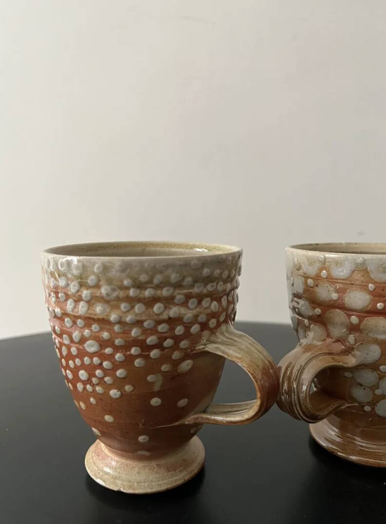 Set of 2 enamelled stoneware mugs with stylised polka dots.