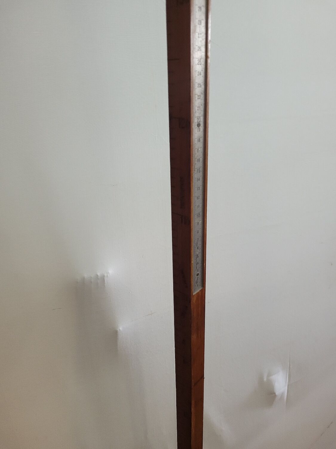 Toise de mesure ancienne en bois sur socle