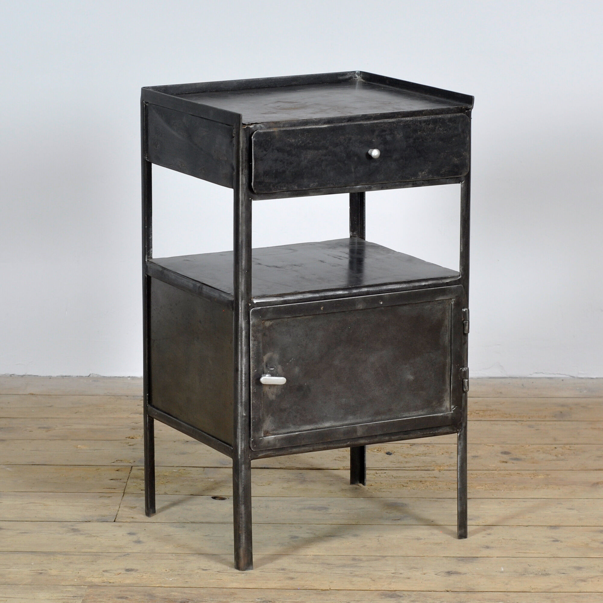 Table de chevet en fer, années 1910