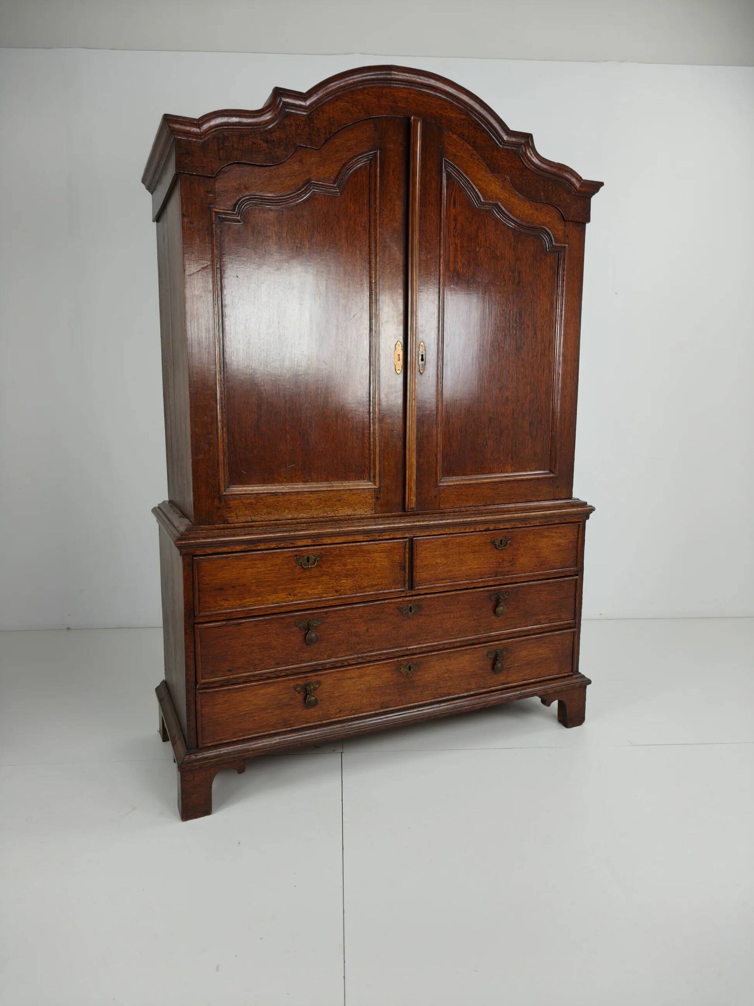 Rare armoire hollandaise en chêne du XVIIIe siècle – « Luierkabinet »