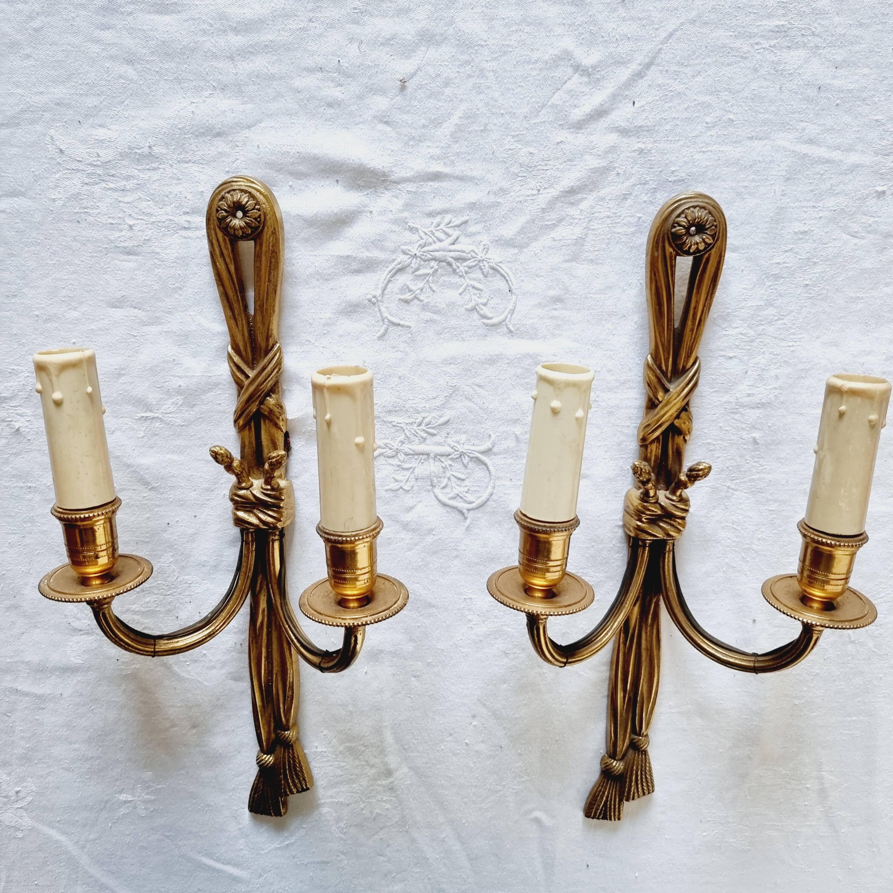 Pair of French wall sconces in bronze, Louis XVI style, with cord.