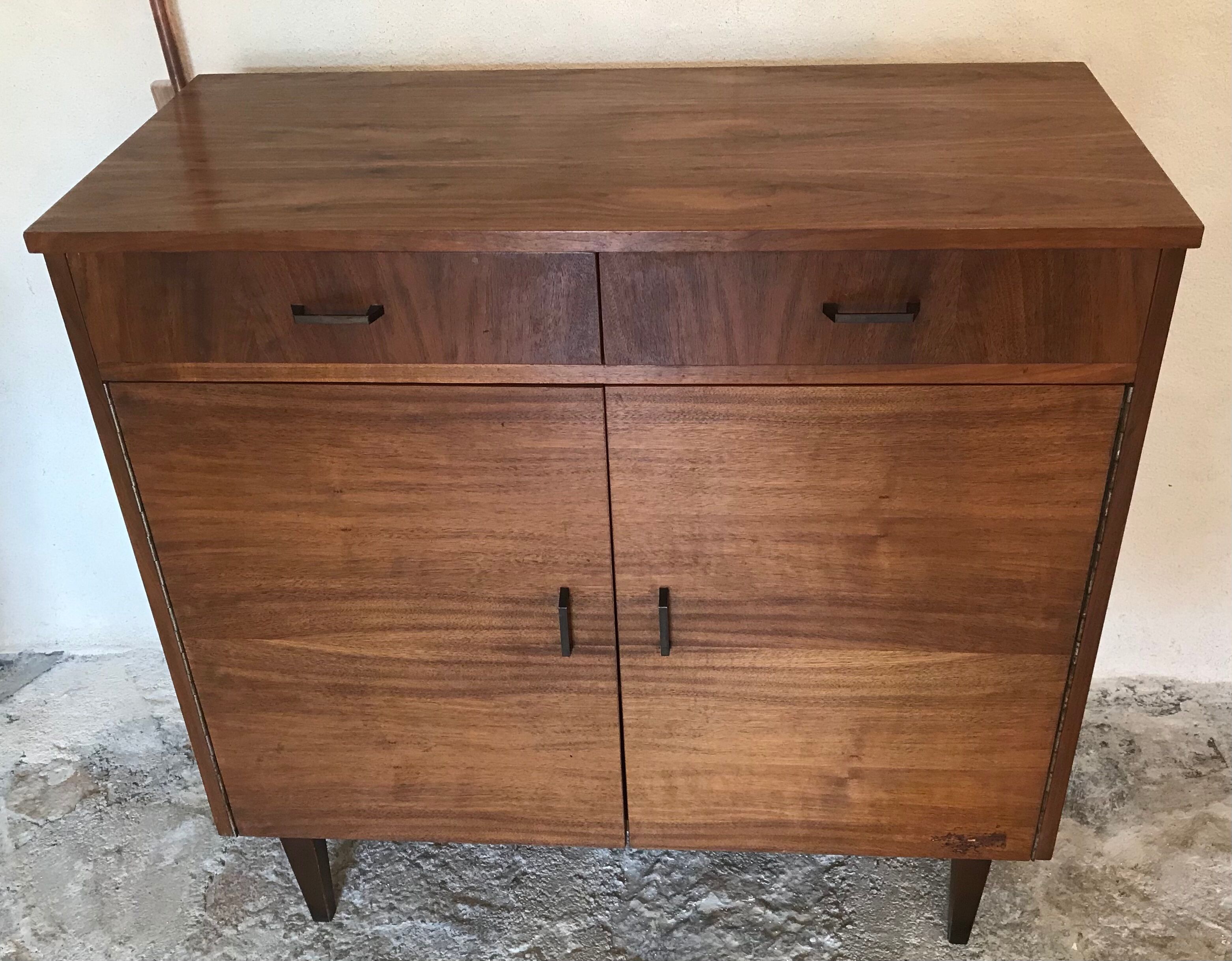 Two-door two-door vintage buffet two drawers